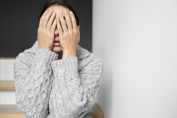 花粉アレルギーでくしゃみをする女性